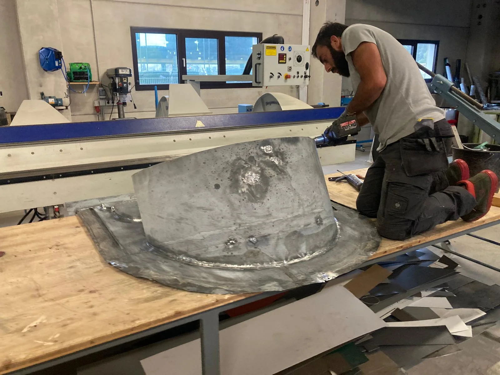 Bearbeitung einer gebogenen Metalleinfassung an der Werkbank