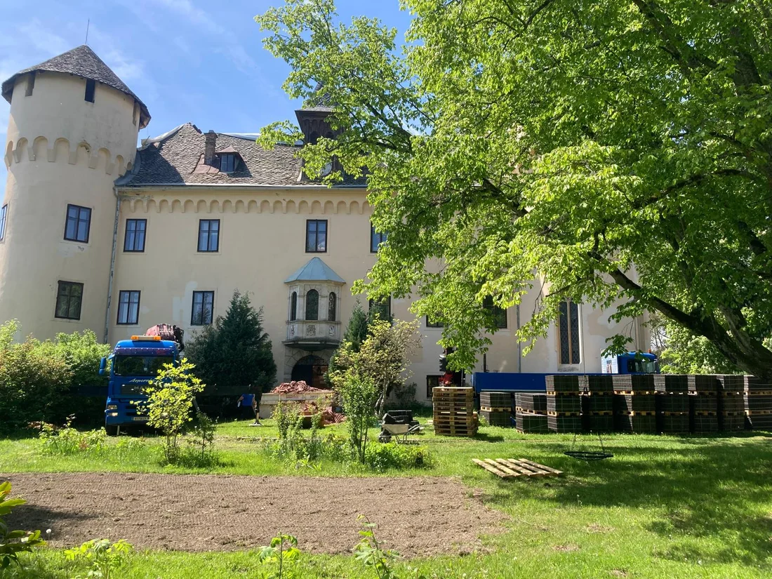 Gebäudeansicht mit Türmen und teilweise älteren Dachflächen – Schloss Tentschach