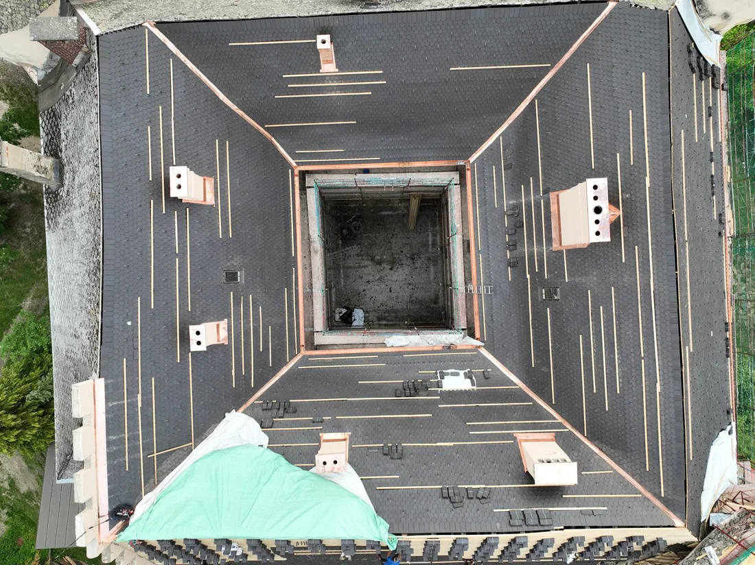 Blick von oben in den Innenhof von Schloss Tentschach mit umlaufenden geneigten Dachflächen