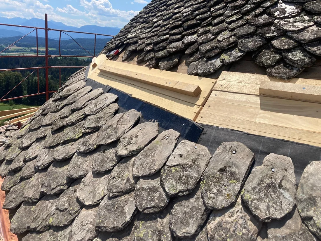 Übergang zwischen älterer Deckung und bearbeitetem Dachbereich – Schloss Tentschach
