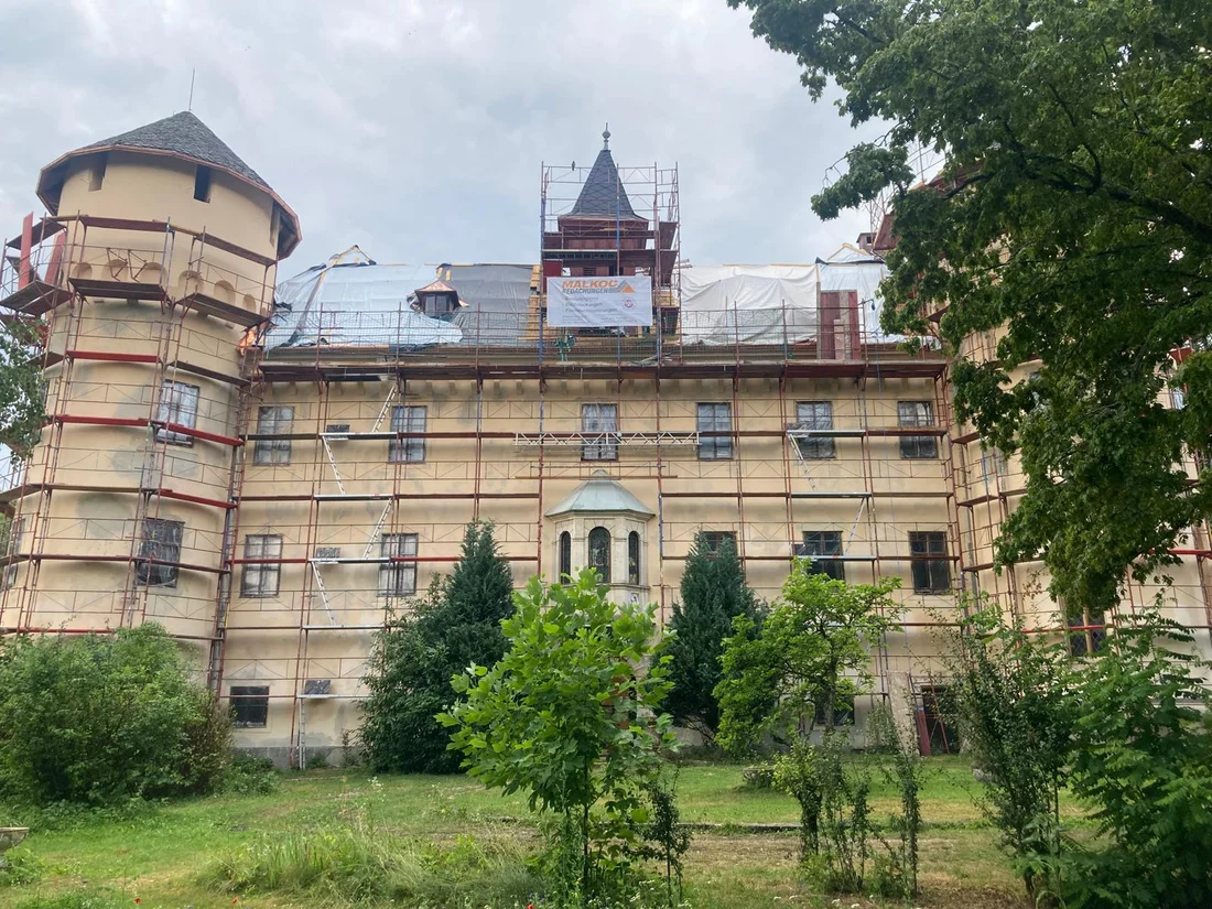 Gesamtansicht der eingerüsteten Schlossfront – Schloss Tentschach