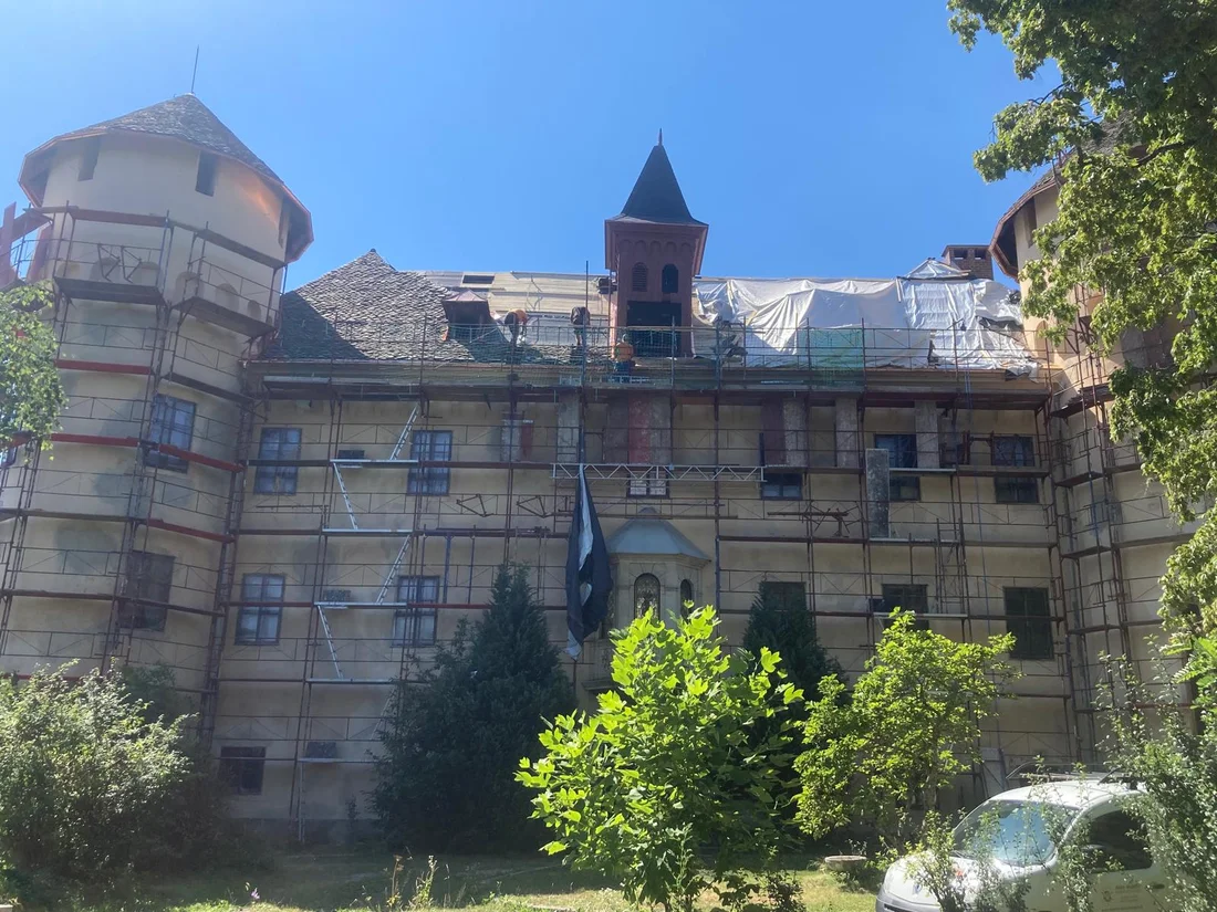 Türme und Dachreiter während einer Bauphase – Schloss Tentschach