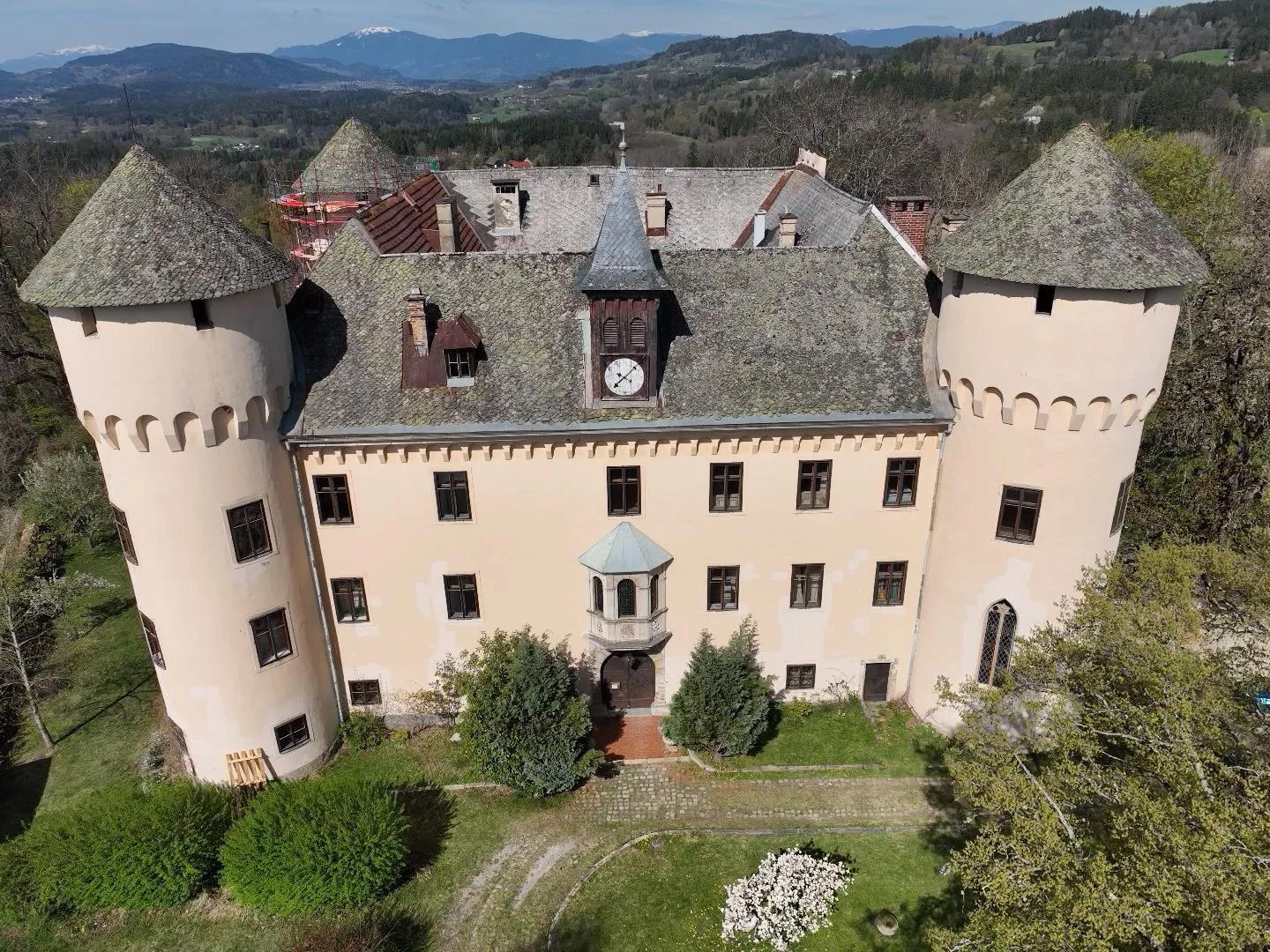 Gesamtansicht von Schloss Tentschach mit Rundtürmen und teilweise älteren Dachflächen