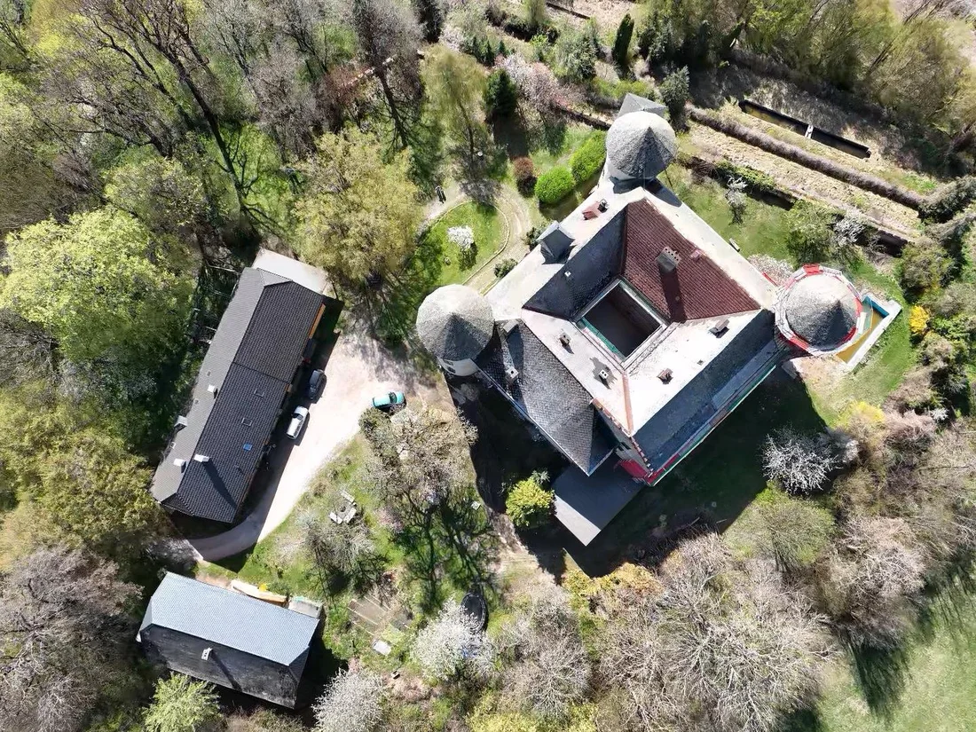 Luftbild zur Einordnung von Schloss, Türmen und Innenhof – Schloss Tentschach