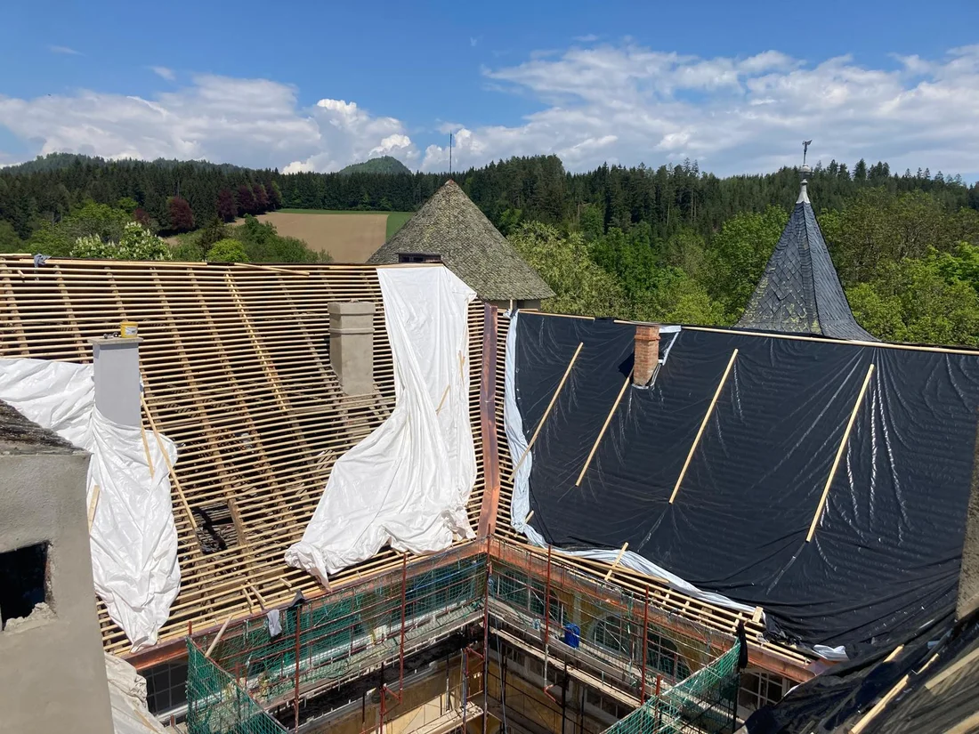 Geöffnete Dachbereiche und gesicherte Flächen im Innenhof – Schloss Tentschach