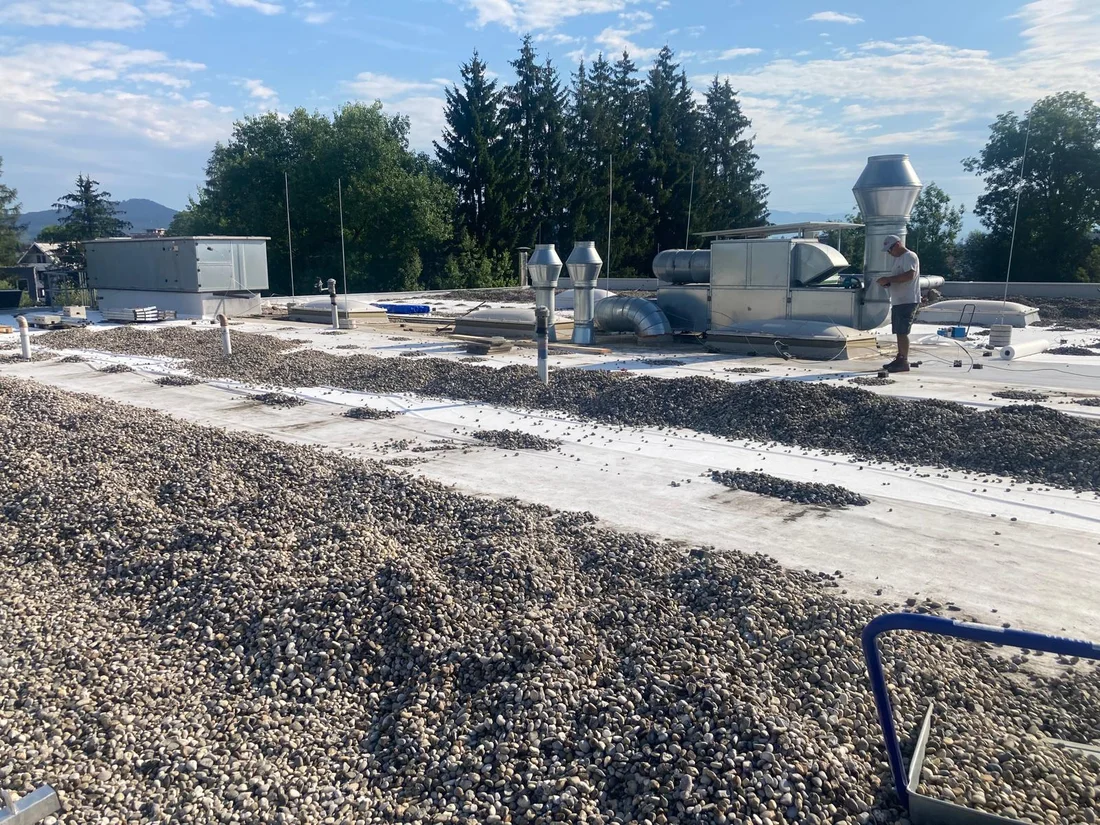 Dacharbeiten zwischen Lichtkuppeln und technischen Aufbauten – Kiesflachdach in Klagenfurt