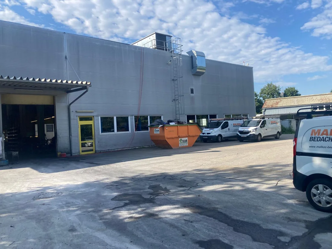 Außenansicht des Industriegebäudes zur Einordnung des Dachbereichs – Kiesflachdach in Klagenfurt